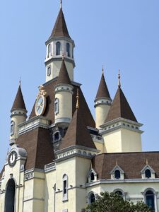 крыша замка из мягкой кровли катепал